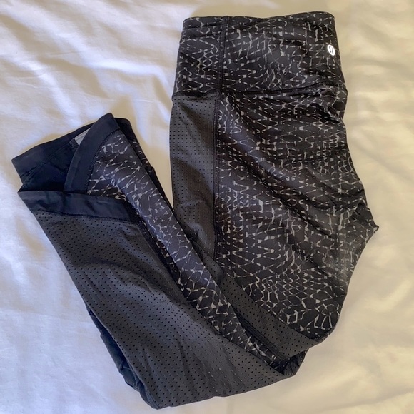 Lululemon Crops Size 4 HR with Mesh Details - Picture 1 of 8